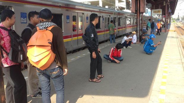  Gerbong KRL yang anjlok dievakuasi di Stasiun Jatinegara, Senin (30/10/2017)