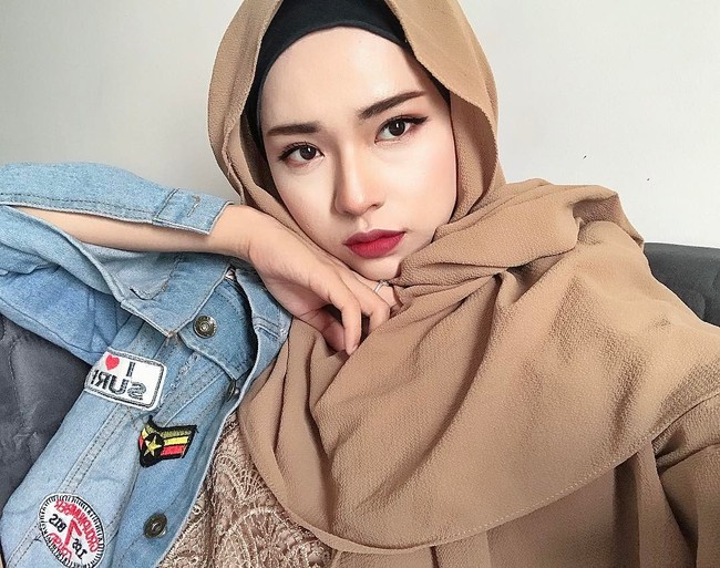 Kali ini Adira Salahudi memulaskan lipstik merah marun yang membuat wajahnya semakin cantik.  Foto: Dok. Instagram @adirasalahudi