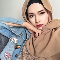 Kali ini Adira Salahudi memulaskan lipstik merah marun yang membuat wajahnya semakin cantik.  Foto: Dok. Instagram @adirasalahudi
