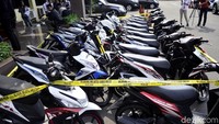 Kedok komplotan ini terbongkar berawal dari laporan sopir ojek online bernama Dedy Nurhadi ke polisi. Dedy melaporkan motornya telah dicuri oleh pelaku di Jalan Kemang Dalam, Bangka, Mampang, Jaksel.