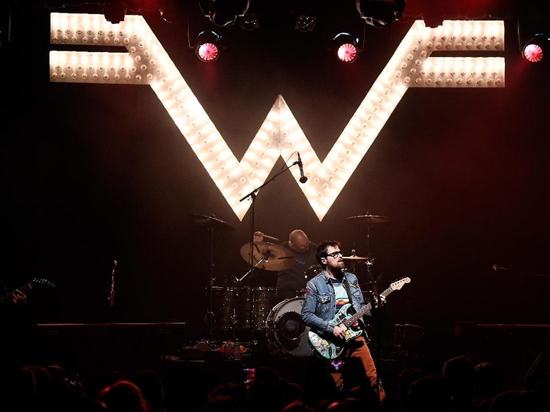 Beazer, Gabungan Weezer dan The Beatles Beazer, Gabungan Weezer dan The Beatles