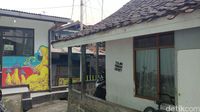 Tulisan menolak pembangunan rumah deret di Tamansari Bandung.