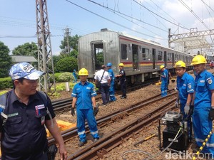 Petugas Evakuasi Gerbong KRL yang Anjlok di Stasiun Jatinegara