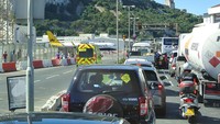 Lucunya, Bandara Gibraltar membuat landasan sepanjang 1,8 km ini berpotongan dengan jalan raya bernama Winston Churchill Avenue (Lotso.mum.candy/Instagram)