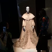 Shafira menciptakan gaun megah bertabur 55.873 kristal Swarovski. Selain Shafira, terdapat 42 perancang lain mulai dari busana, aksesori, scarf, hingga sepatu dari berbagai negara yang mengikuti pameran Swarovski Sparkling Couture Infinity 2017. Foto: Dok. Shafira