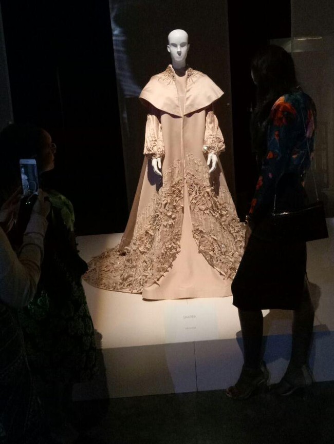 Shafira menciptakan gaun megah bertabur 55.873 kristal Swarovski. Selain Shafira, terdapat 42 perancang lain mulai dari busana, aksesori, scarf, hingga sepatu dari berbagai negara yang mengikuti pameran Swarovski Sparkling Couture Infinity 2017. Foto: Dok. Shafira