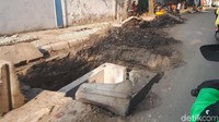 Lubang-lubang ini ada yang sudah dipagari, ada yang belum sempurna dipagari, dan ada yang masih cukup terbuka. Ada pula yang tergenang air.  Ukurannya  sekitar 1,5x2 meter. Dipotret pada Minggu (29/10) kemarin. (Cici Marlina Rahayu/detikcom)