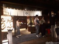 Tamu disambut oleh pelayan yang cantik (Rois/detikTravel)