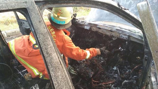 Mobil diduga terbakar akibat korsleting listrik.