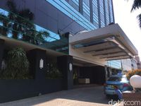 Suasana depan Hotel Alexis.