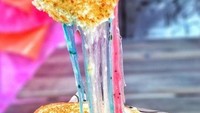 Tren warna pelangi agaknya diaplikasikan ke semua dessert. Mulai dari cake, es krim, bagel, hingga crepes. Salah satu yang terbaru adalah roti panggang pelangi dengan isian keju warna-warni. Foto: Istimewa