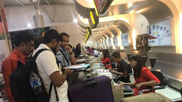 Mereka dideportasi menggunakan dua pesawat berbeda