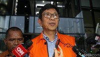 Eddy Rumpoko memberikan keterangan pers usai menjalani pemeriksaan.