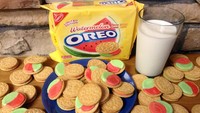 Oreo juga pernah mengkombinasikan biskuitnya dengan buah yang banyak mengandung air ini. Oreo semangka menyajikan biskuit dengan krim berwarna hijau dan merah muda terang. Saat itu, oreo rasa semangka ini memang sengaja diproduksi untuk menyambut musim panas. Foto: Istimewa