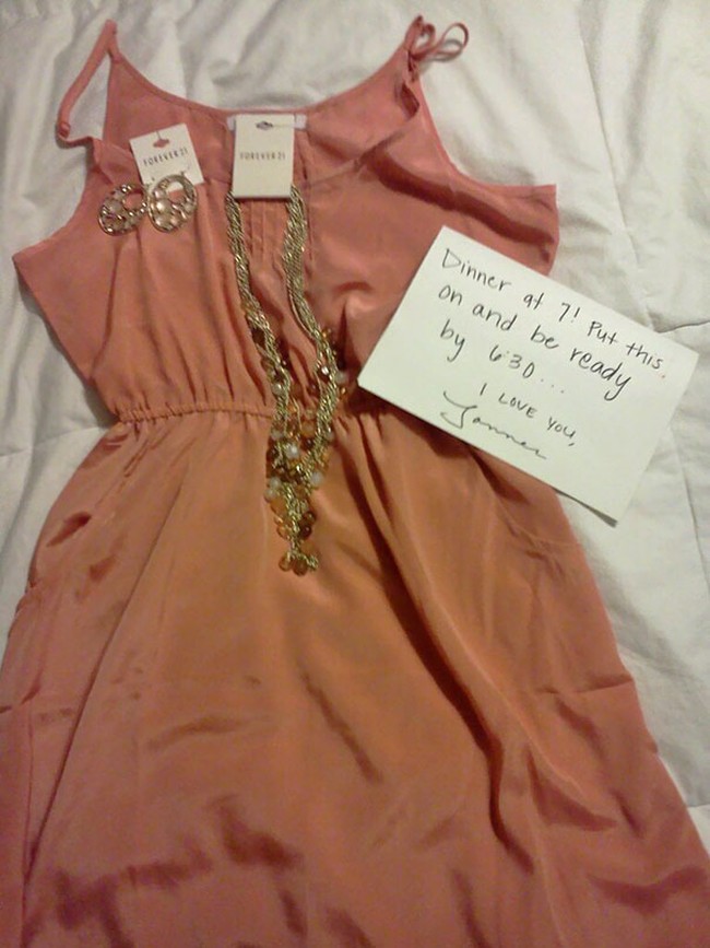 Tidak ada yang lebih romantis dari aksi suami memberikan istri kejutan untuk kencan. Apalagi segala sesuatunya mulai dari baju sampai lokasi kencan sudah disiapkan.Foto: Dok. Bored Panda