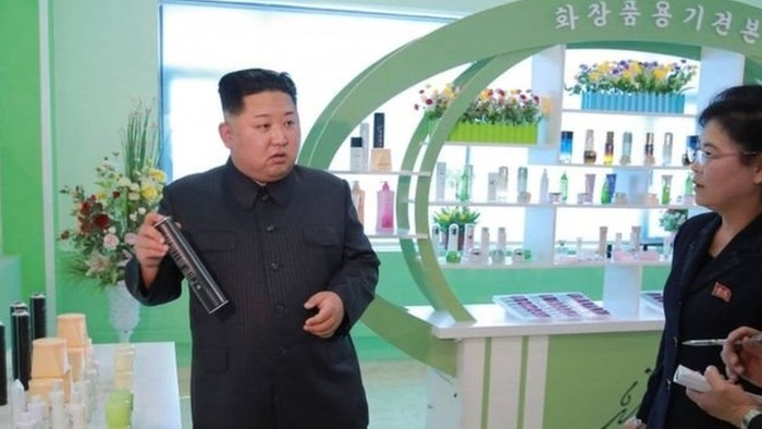 Kim Jong-Un dan Istri Berkunjung ke Pabrik Kosmetik