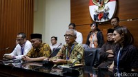 Dalam pertemuan hari ini dengan pimpinan KPK, turut hadir Bambang Widjojanto, M Yasin, Mochtar Pabottinggi, Najwa Shihab, Usman Hamid, Dadang Trisasongko, serta Haris Azhar. Mereka diterima dua pimpinan KPK, yaitu Agus Rahardjo dan Basaria Pandjaitan.