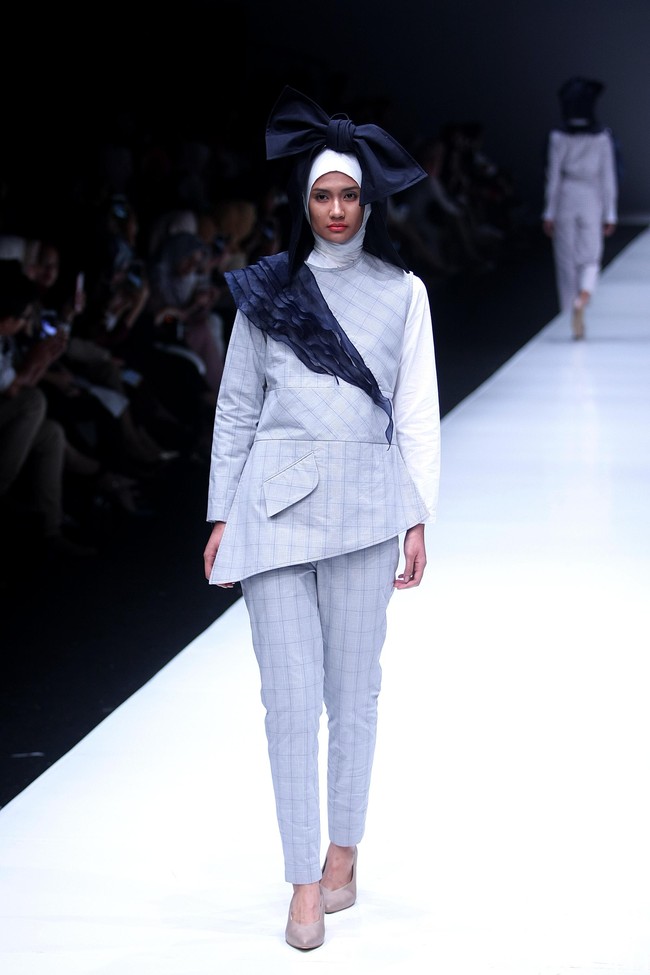 Koleksi terbaru label ETU dari Restu Anggraini yang mengangkat tema Interdecadal di Jakarta Fashion Week 2018, Senayan City, Jakarta, Senin (23/10/2017). Foto: Mohammad Abduh/Wolipop