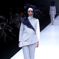 Koleksi terbaru label ETU dari Restu Anggraini yang mengangkat tema Interdecadal di Jakarta Fashion Week 2018, Senayan City, Jakarta, Senin (23/10/2017). Foto: Mohammad Abduh/Wolipop