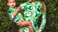 Chrissy Teigen memilih tema Alpukat untuk mencocokan one-piece suits yang dikenakan di Halloween tahun ini. Foto: Istimewa