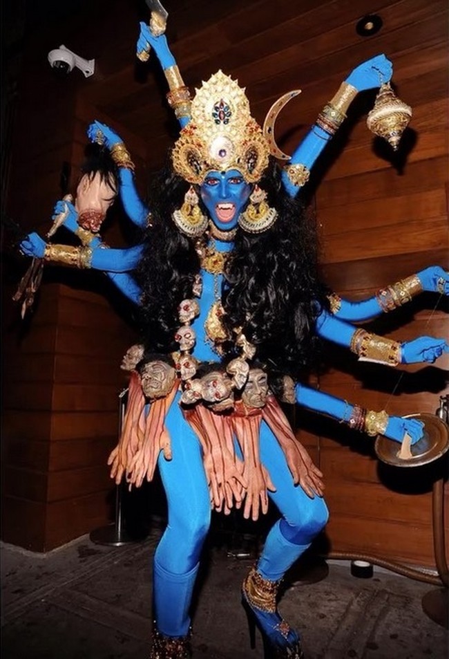 Kostum Heidi Klum selalu luar biasa, tetapi komunitas Hindu tak berpikir demikian ketika ia berdandan menjadi Dewa Kali di pesta Halloween 2008. Banyak yang tersinggung atas pilihan kostumnya dan mengkritik pedas. Namun tetap saja Heidi Klum tak pernah meminta maaf. Foto: Dok. Instagram/heidiklum