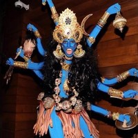 Kostum Heidi Klum selalu luar biasa, tetapi komunitas Hindu tak berpikir demikian ketika ia berdandan menjadi Dewa Kali di pesta Halloween 2008. Banyak yang tersinggung atas pilihan kostumnya dan mengkritik pedas. Namun tetap saja Heidi Klum tak pernah meminta maaf. Foto: Dok. Instagram/heidiklum