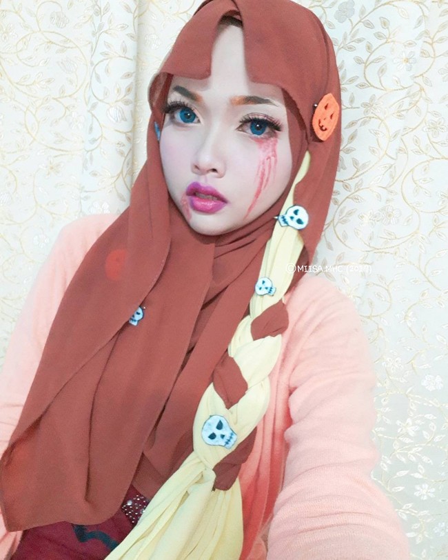 Inspirasi makeup dan gaya hijab lainnya untuk Hallowen yang diberikan Miisa kali ini terinspirasi Anna dari film Frozen. Namun Anna di sini versi yang berdarah di bagian wajah tapi tetap cantik.  Foto: Dok. Instagram