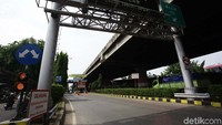 Di pintu tol ini tidak terlihat antrean kendaraan.