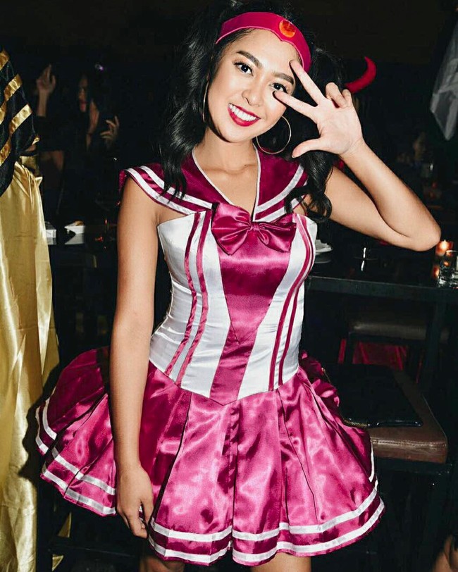 Miss Indonesia 2014, Maria Rahajeng tetap cantik dan tampak menggemaskan dengan kostum Sailor Chibi Moon yang identik dengan warna pinknya. Foto: Dok. Instagram