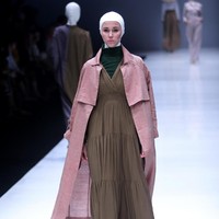 Norma Hauri merilis koleksi baju muslim yang terinspirasi Jacqueline Kennedy di Jakarta Fashion Week 2018, Senayan City, Jakarta, Senin (23/10/2017). Foto: Mohamamd Abdhu/Wolipop