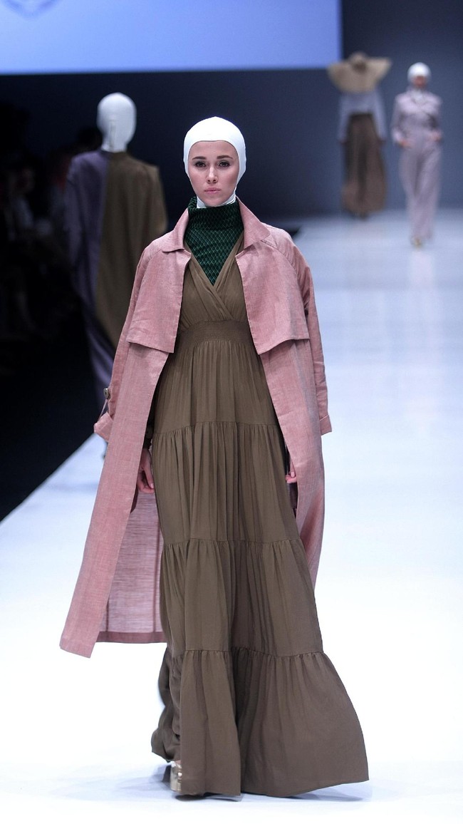 Norma Hauri merilis koleksi baju muslim yang terinspirasi Jacqueline Kennedy di Jakarta Fashion Week 2018, Senayan City, Jakarta, Senin (23/10/2017). Foto: Mohamamd Abdhu/Wolipop