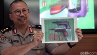 Kepala Divisi Humas Polri Irjen Setyo Wasisto memperlihatkan gambar barang bukti senjata api rakitan milik terduga teroris.