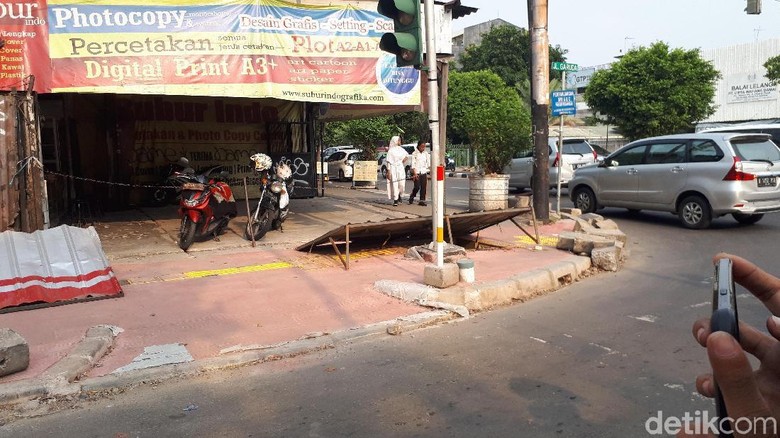 Walkot Jakpus Geram Ada Puing di Saluran Air Bungur Besar Walkot Jakpus Geram Ada Puing di Saluran Air Bungur Besar