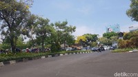 Macetnya jalan-jalan tersebut berimbas pada macetnya jalan lain seperti Jalan Gubeng Masjid, Raya Gubeng, Kalimantan, Nias, Ahmad Yani, Darmo, Bubutan, Pahlawan, Dupak, Margomulyo.