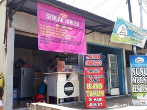 Makan Seblak Gratis di Sini Khusus yang Ultah di Hari Jumat!