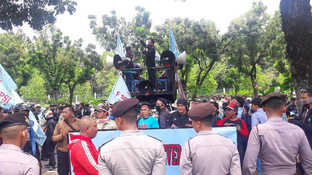 Demo di Balai Kota, Buruh Tagih Janji Anies UMP Tak Gunakan PP 78