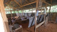 Ruang kelas yang mirip dengan gudang ini setiap hari diisi oleh anak-anak dari berbagai usia sekaligus anak-anak yang sedang mengejar ketertinggalan melalui program paket A atau paket B. Tetapi mengingat guru hanya satu di sekolah ini kelas pun tidak dibagi.