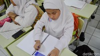 Atillah merasa senang bisa berkesempatan bersekolah di sekolah umum, karena SD Atillah sebelunya adalah sekolah khusus.