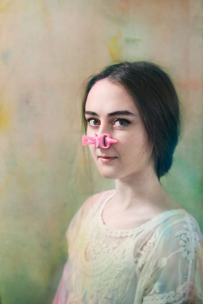 Penjepit hidung agar mancung banyak ditawarkan di situs belanja. Alat ini lebih mirip jepitan rambut. Foto: Evija Laivina