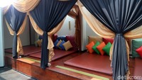 Di sini ada area bersantai. Ada kursi malas yang biasa ditemukan di kolam renang dan gazebo dengan penutup dilengkapi matras dan aneka bantal warna-warni.