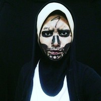 Meski makeup ini diterapkan oleh Lola Joes untuk cosplay namun cocok juga dipakai saat Halloween. Kerudungnya dibuat sangat simpel ditambah hoodie hitam. Foto: Dok. Instagram
