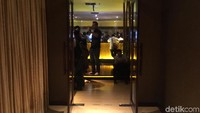 Ini pintu masuk menuju restoran tersebut.