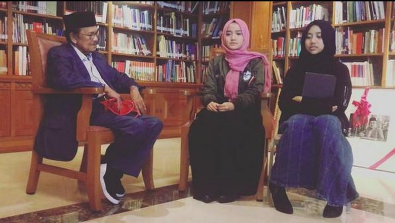 Saat Habibie Khusyuk Dengarkan Lantunan Alquran Putri Yusuf Mansur Saat Habibie Khusyuk Dengarkan Lantunan Alquran Putri Yusuf Mansur