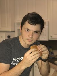 Waduh! Pria Ini Tertantang Makan 100 Sandwich McChicken dalam Waktu 24 Jam
