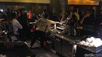 Sejumlah pegawai Alexis Resto berada di belakang bar.