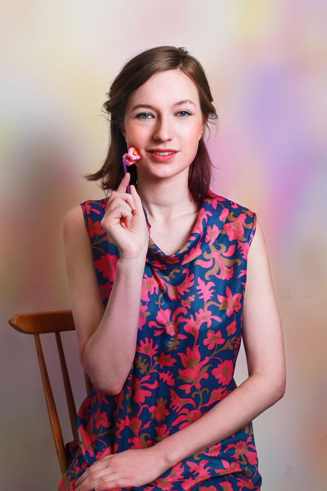 Pijatan pada wajah diketahui bisa membuatnya tampak lebih sehat, tirus, dan awet muda. Face massager ini bisa dipertimbangkan. Foto: Evija Laivina