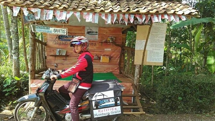 Pemuda Desa Ini Keliling Kampung Bawa Buku Bacaan Gratis