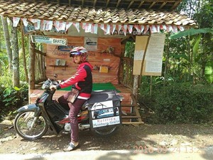 Pemuda Desa Ini Keliling Kampung Bawa Buku Bacaan Gratis