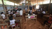 Butuh waktu 6 jam dari Makassar untuk mencapai SDN 45 Boja, Sinjai, Sulawesi Selatan (Sulsel). Untuk mencapai lokasi sekolah, perjalanan juga ditempuh melintasi beberapa sungai dan menaiki perbukitan sekitar 1 jam dari Dusun Bikeru, Desa Puncak. 