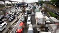Kemacetan parah terjadi di gerbang Tol Cililitan, Jakarta, Selasa (31/10).